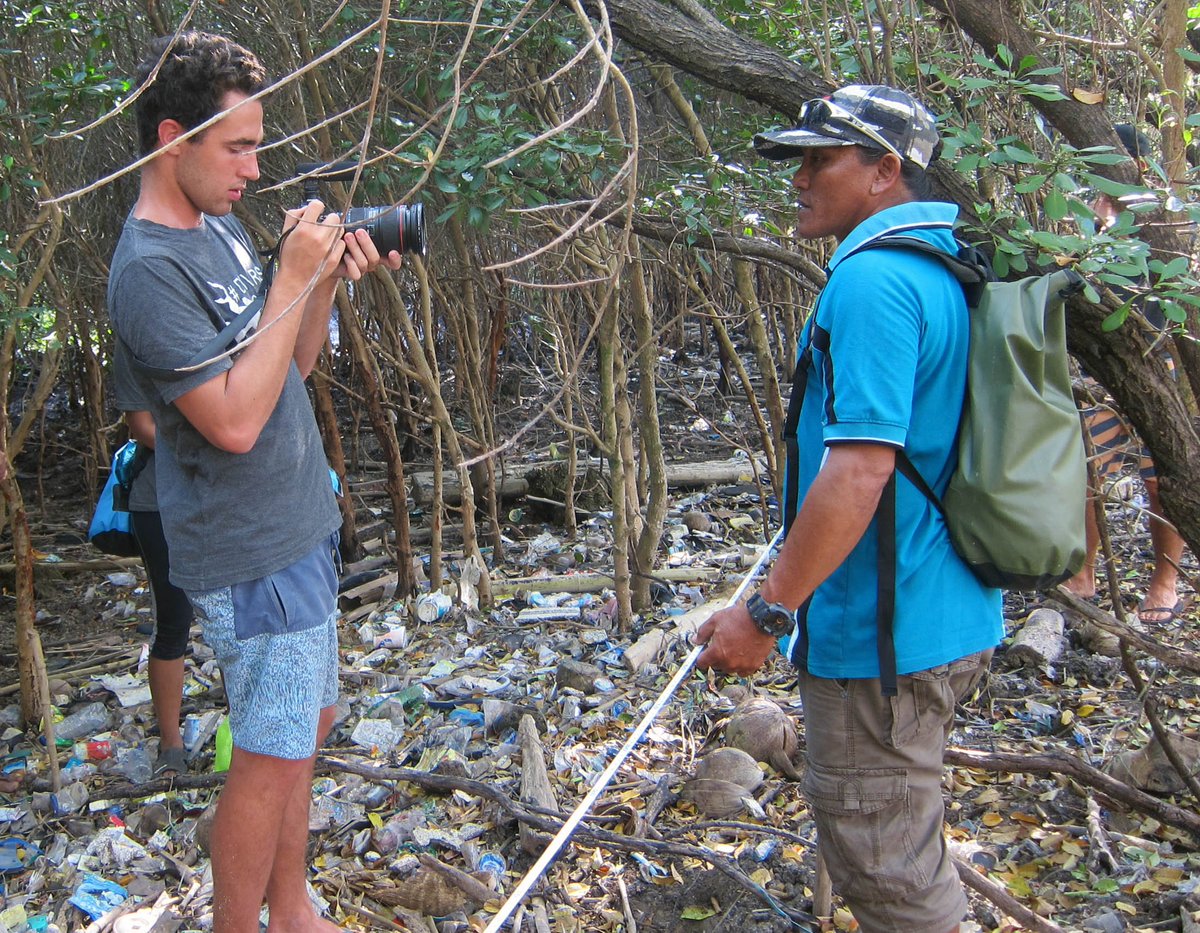 biospherefdn's tweet photo. Terima kasih to the team from @diverscleanact, @BBPB_bali &amp; @makeachangewrld, who are circumnavigating Bali to raise awareness &amp; study coastal &amp; #marinedebris. We met them yesterday at Menjangan Island to help sample trash &amp; share about our work. #kelilingBali https://t.co/xEFVaIbKQA