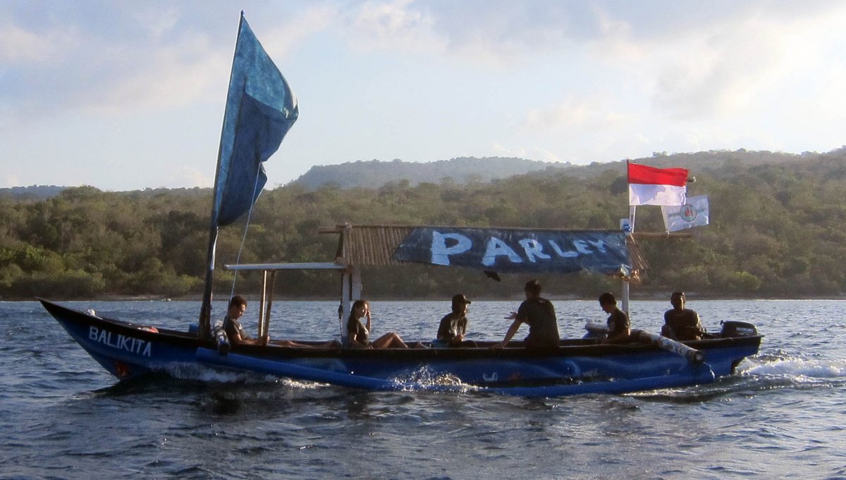 biospherefdn's tweet photo. Terima kasih to the team from @diverscleanact, @BBPB_bali &amp; @makeachangewrld, who are circumnavigating Bali to raise awareness &amp; study coastal &amp; #marinedebris. We met them yesterday at Menjangan Island to help sample trash &amp; share about our work. #kelilingBali https://t.co/xEFVaIbKQA