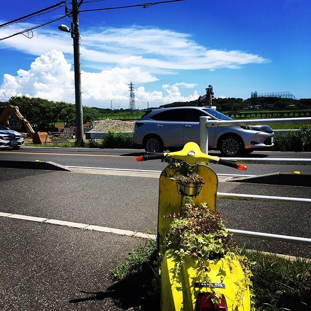 KBscooters's tweet image. 湧いてやがるな入道雲。
暑い。
暑い。
暑い。
以上。
な感じで営業中。
#ベスパ#vespa #smallframe ift.tt/2J9frAz