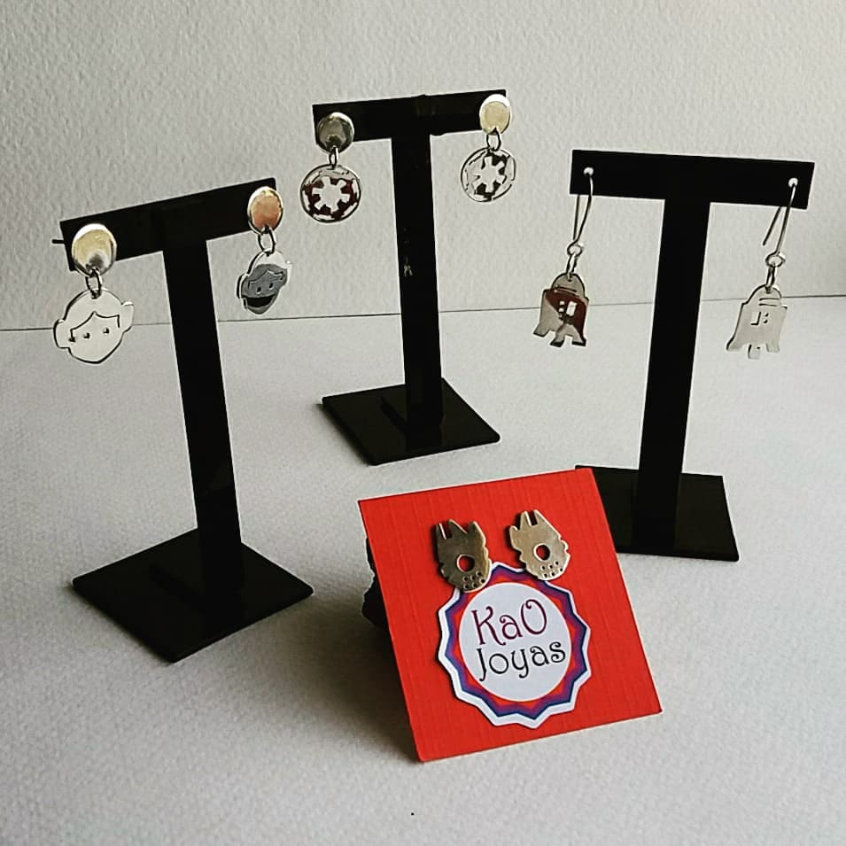 KaoJoyas's tweet photo. Joyería tematica de #StarWars 
Trabajos hechos a pedido y para ferias tematicas...#arosparamujer disponibles
Hechos en Plata 950, con diseños únicos
#hechosamano #joyeriatematica #aros #earrings #joyeria #hechoenchile #disponibles https://t.co/fVLf6kZqf0