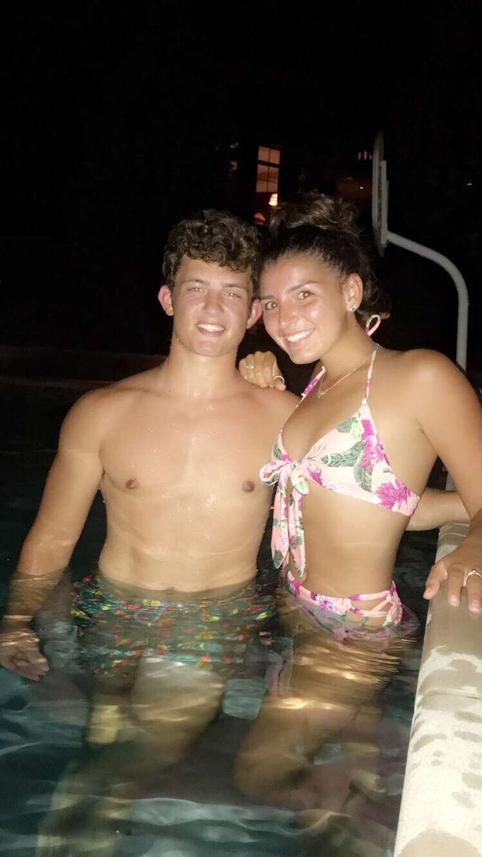 carson_short1's tweet photo. Lol @kyleeaddyson happy birthday!🎂🎁🎉 https://t.co/qWV9pay65e