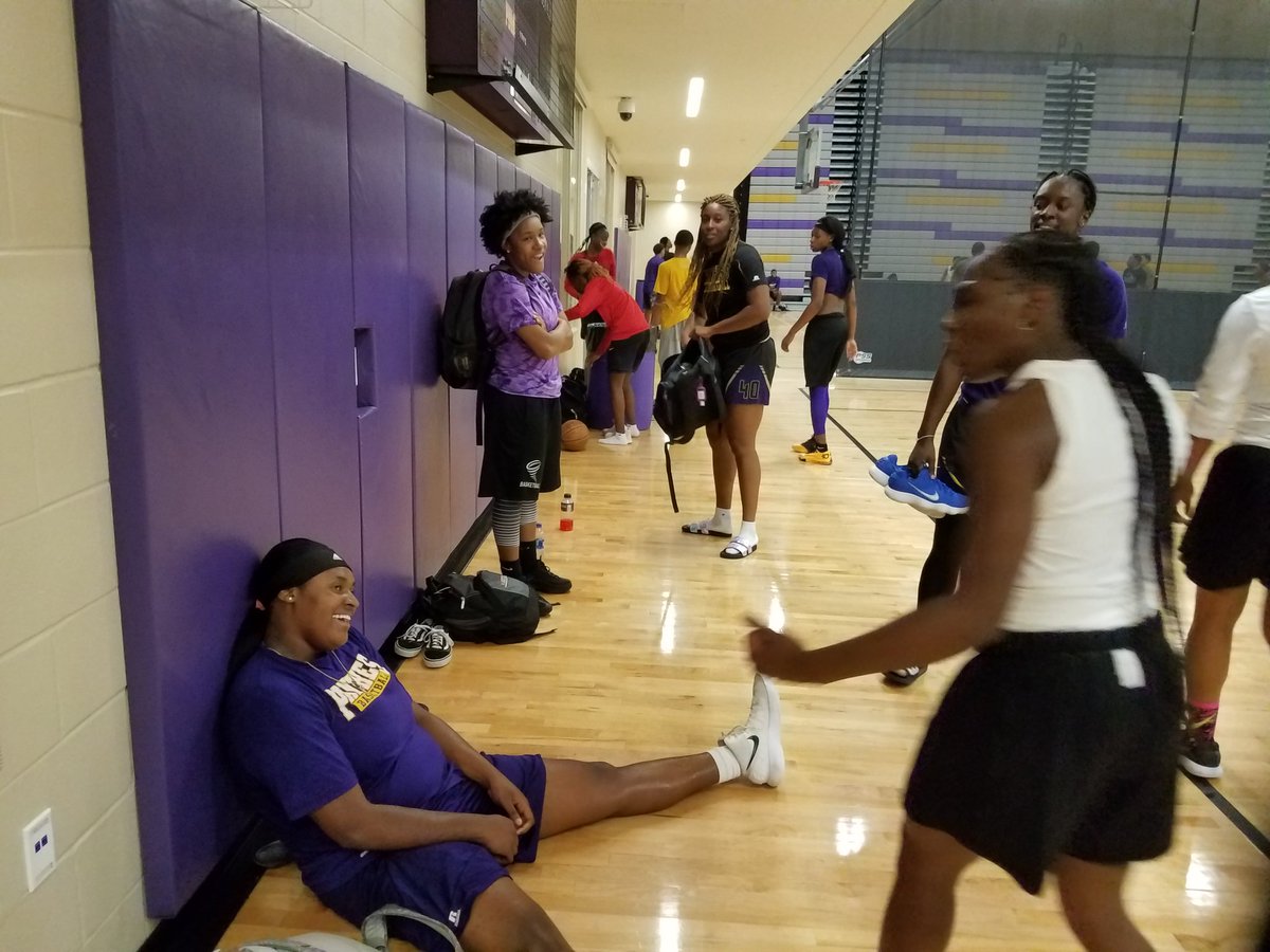 PVAMU_WBB's tweet photo. Enjoying Team Bonding on the court!! #oneteam #wegettingready #passion https://t.co/6ArJI7zk3H