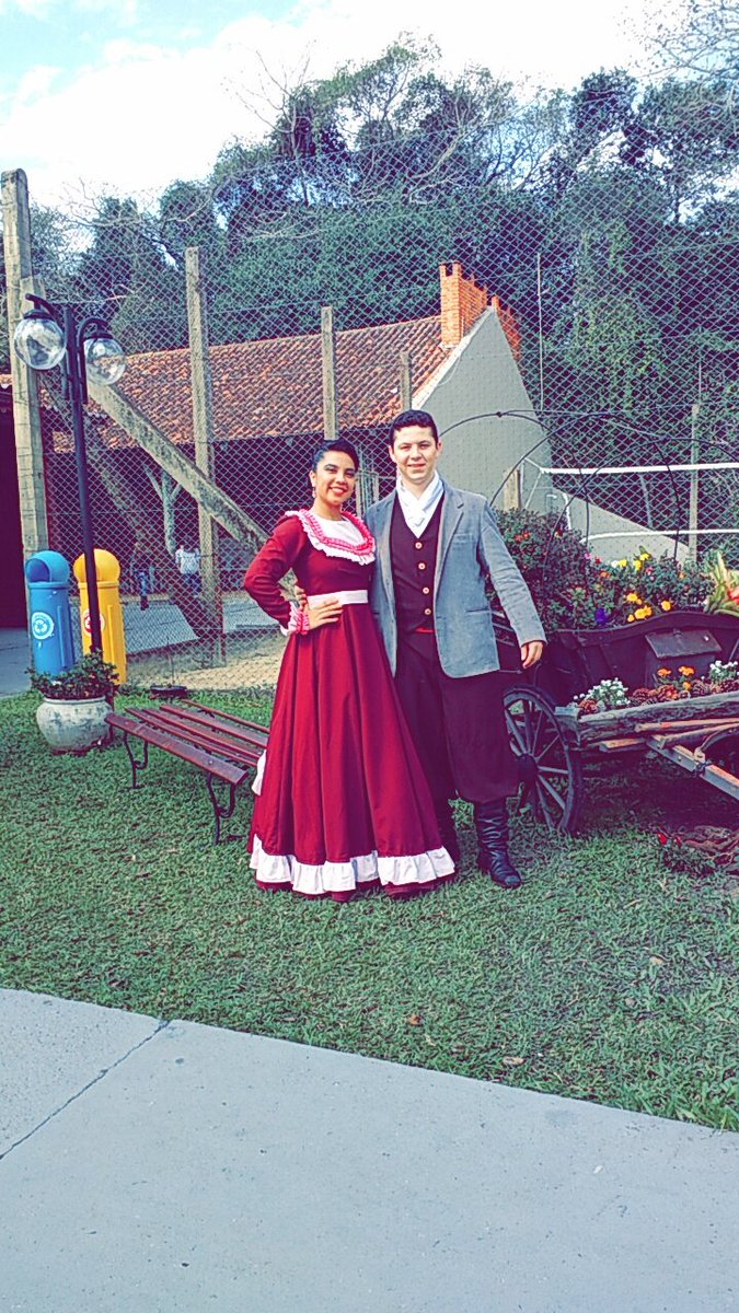 MariaEMachad0's tweet photo. Homenagenzinha no Facebook de 1 ano ❤ 13Aninhos de dança junto e amizade❤ 
É o porteira ❤ Fechando os trabalhos nos tablados.😍😢
#Enart2017 
#RegionalEnart
#InterRegionalEnart 
#DoCTGPraVida😍 https://t.co/SDaq0AtAej