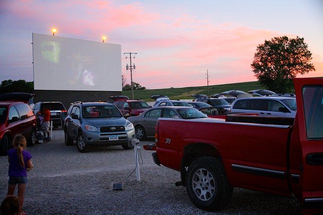 ArchDigest's tweet photo. The 25 most charming drive-in movie theaters left in America: https://t.co/Y7BF9770Yl https://t.co/WQBHXIsMfE