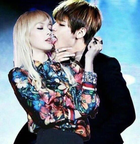 блэк пинк лиса и чонгук.