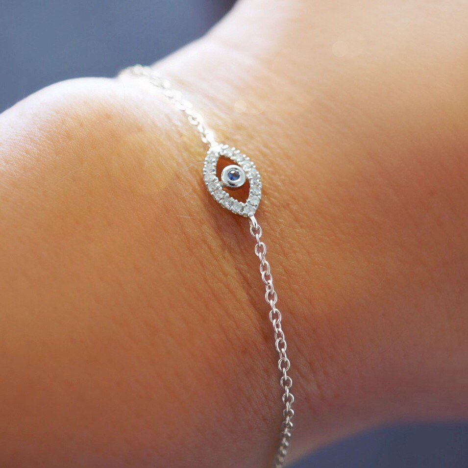 Eye see you girl...👁😉💎#evileye #evileyebracelet #mondayvibes #diamonds #protection #jewelry 

Shop the look: bit.ly/2u6IO1P