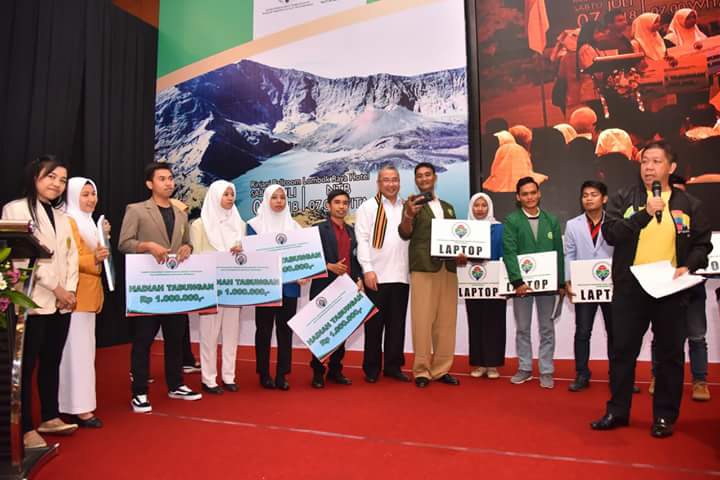 Cyber_Desa's tweet photo. Dialog dengan lebih 2.000 mahasiswa Se-NTB Mendes PDTT @EkoSandjojo bagi-bagi Laptop dan tabungan di Convention Hall Lombok Raya Hotel, Mataram
@KemenDesa @anwsanusi
@taufikmadjid71 @samsulwidodo102
@fachrilabalado
@tppindonesia https://t.co/9gYEpFPPBs