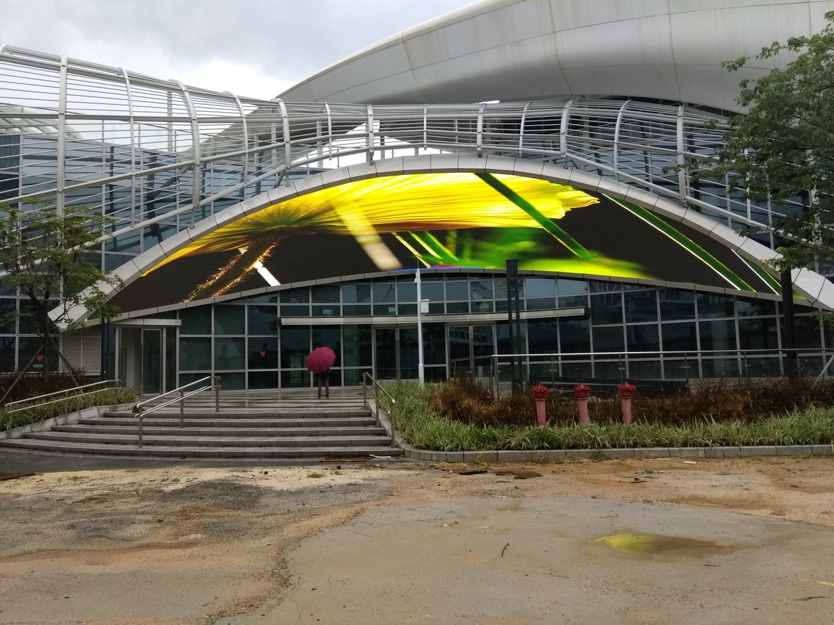 958260764Sunny's tweet image. #Yaham #outofhome #CustomizedDisplay Recently we delivered a spectacular screen for Shenzhen Sea World Plaza, where you can experience international culture, food and brands. Except for the eye shape, the inner arc also makes it stand out. It adds more fun and beauty to the plaza