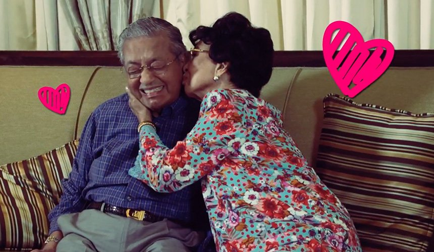 501Awani's tweet image. Boleh tak Tun Siti cium Tun Mahathir?
astroawani.com/berita-malaysi… #AWANInews #AWANIpagi #TunM93