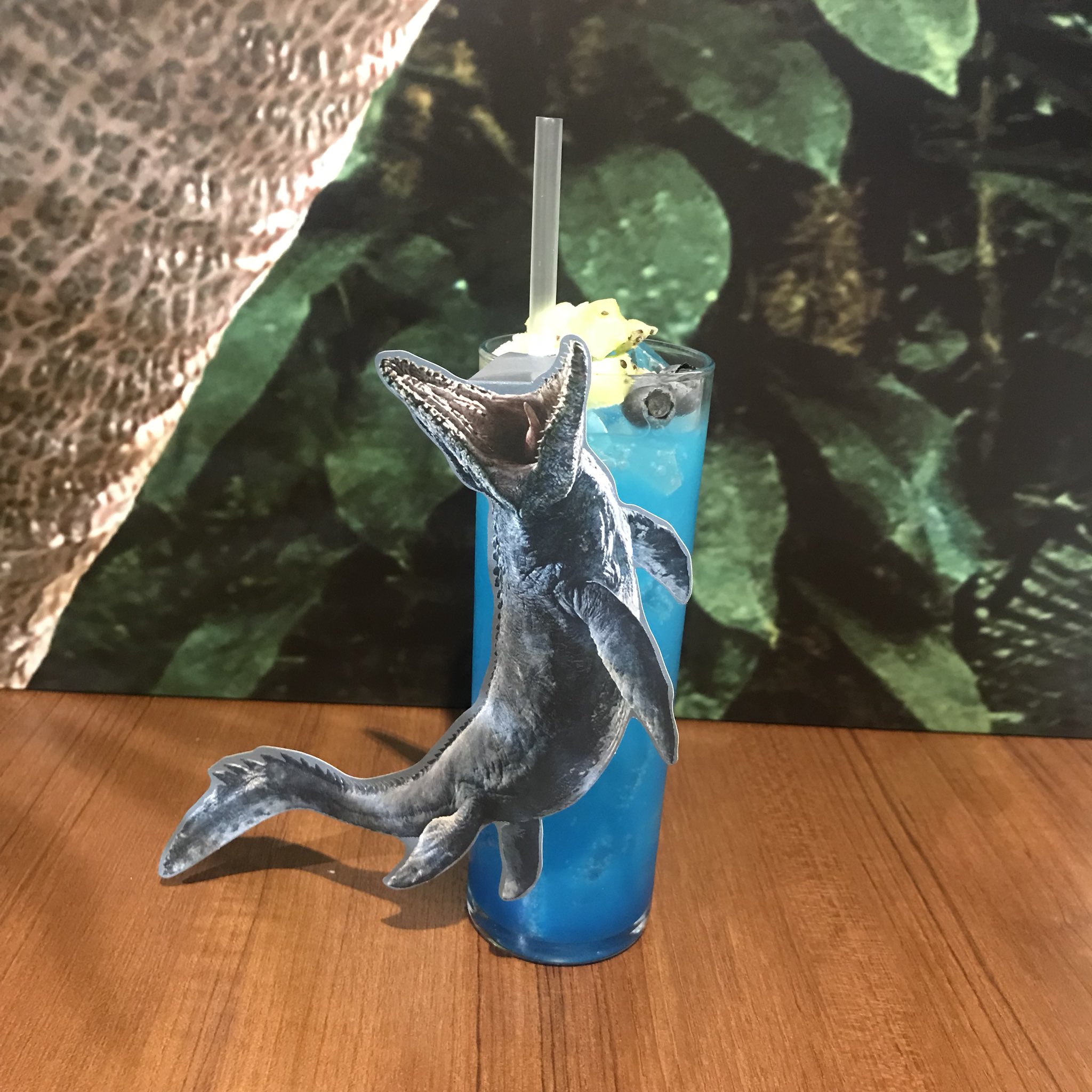 The Guest Cafe Diner 池袋パルコ店 على تويتر ジュラシック ワールドカフェ オープンしております ただ今待ち時間なしでご案内しております 暑い日にはモササウルスソーダがオススメです 実はこれ ストローを加えるとモササウルスに襲わ