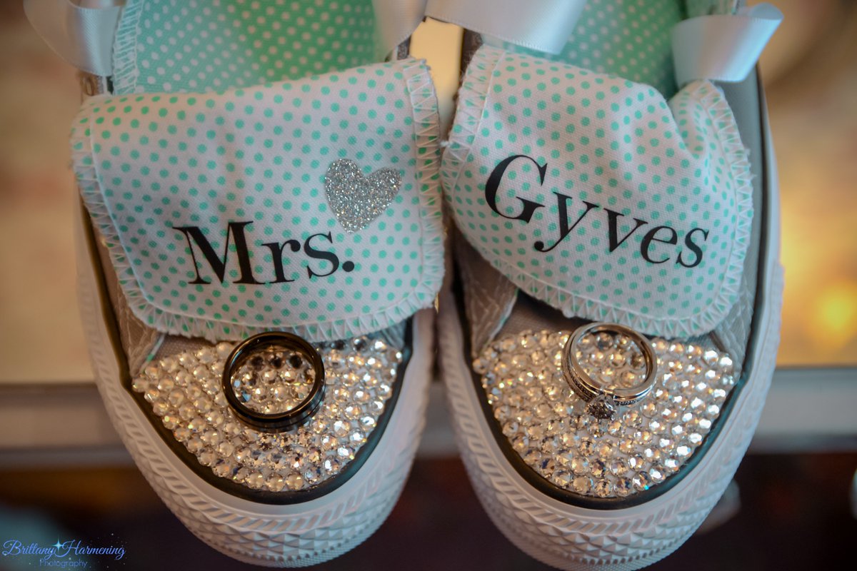 She who leaves a trail of glitter is never forgotten

#brittanyharmeningphotography #weddingwirephotographer #weddingdetails #theknotphotographer #junebugweddings #converseweddingsneakers #converse #glitter #customconverse #weddingfashion #greenweddingshoes #stylemepretty