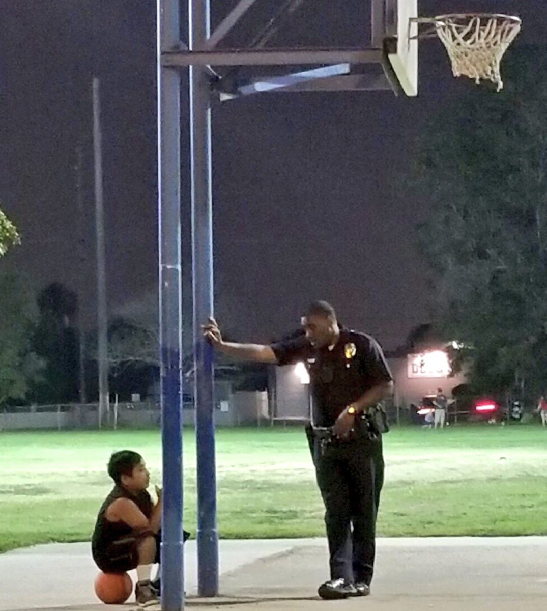 LAPDChiefMoore's tweet image. Never underestimate the power of a conversation. Behind every badge is a person that truly cares about this city, a person that strives to live a life of purpose.. It’s not just our profession, it’s our calling.