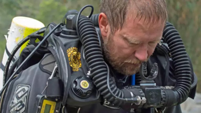 aan__'s tweet photo. Dr Richard Harris. Australian anesthesiologist, aeromedical consultant, National Geographic under water cameraman, and a cave diving expert. Assesses which to be saved first from the weakest then look after their physical condition in the cave and along the way. #ThaiCaveRescue https://t.co/GzBwhhjNz3