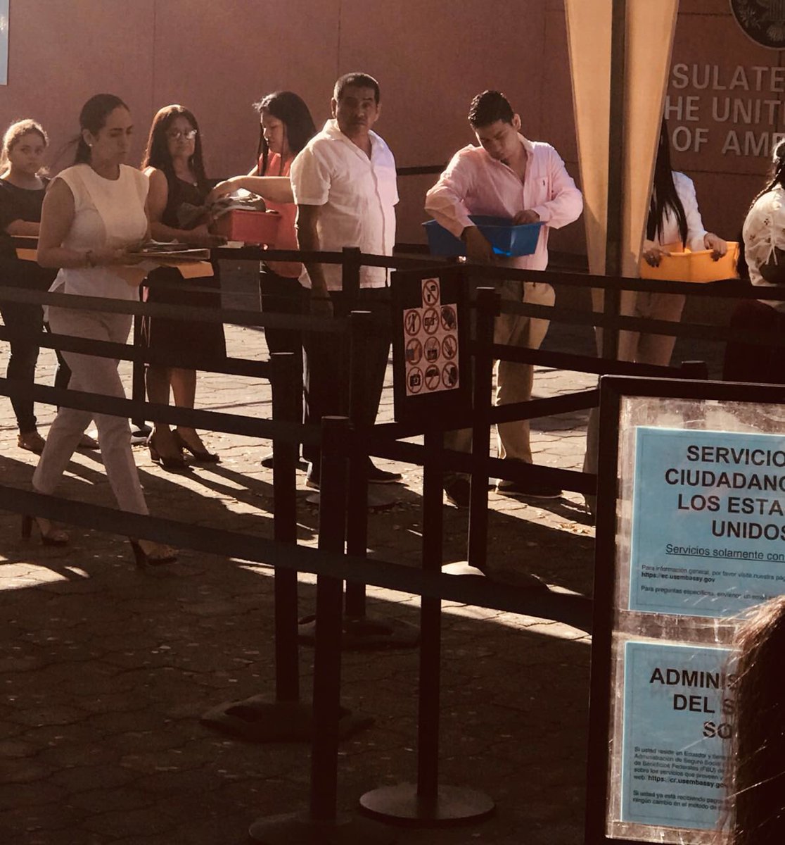 BundesPolitika's tweet photo. #RETUITEA
Lo mejor del día fue que los Estados Unidos 🇺🇸 le negaron la VISA a @viviana_bonilla 
CONFIRMADO! Los imperialistas le negaron la renovación de su visa americana, me cuentan que Bonilla gritó y pataleó. Bien hecho si eres ecuatoriano y te gusta simplemente RETUITEA! https://t.co/kPIYLRV6TH