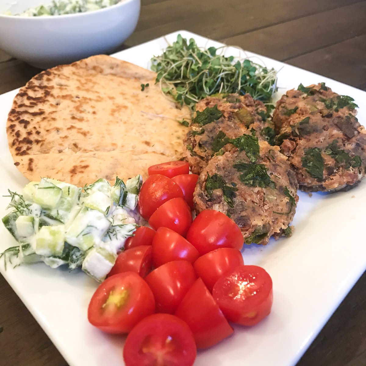 meghanhalter's tweet photo. Sometimes, a balanced diet is food that you can hold in both hands. Like this falafel. Yes it’s fried &amp; yes that’s why it’s oh so crispy ‘n good. Slather ‘em up with this paleo tzatziki sauce &amp; you’ve got a match made in heaven. DEATs on https://t.co/N3ecYYx8AZ #meatlessmonday https://t.co/FztsLshM1J