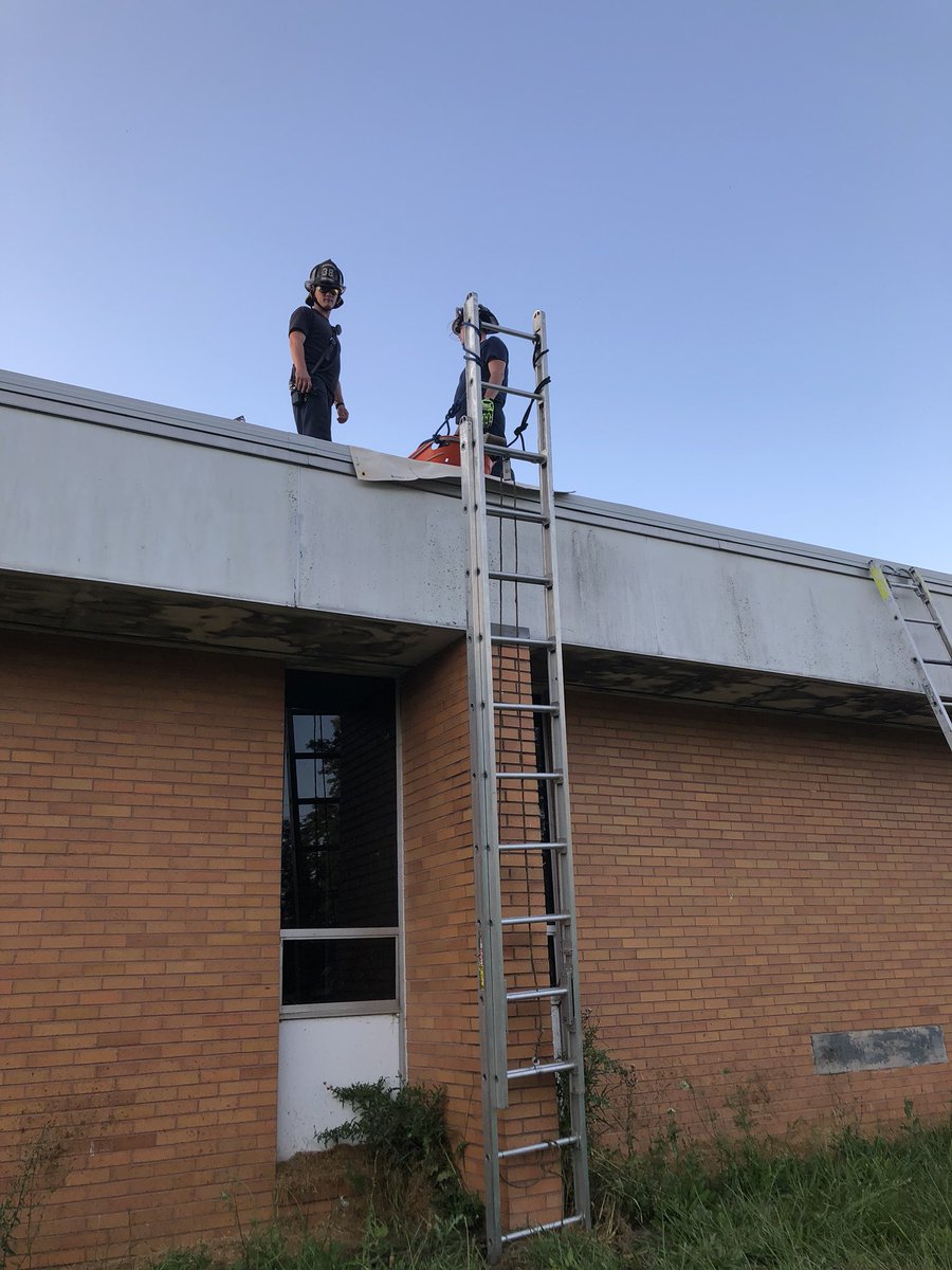 FTFD22's tweet image. Tonight’s weekly drill consisted of removing injured or unconscious persons from rooftops.
