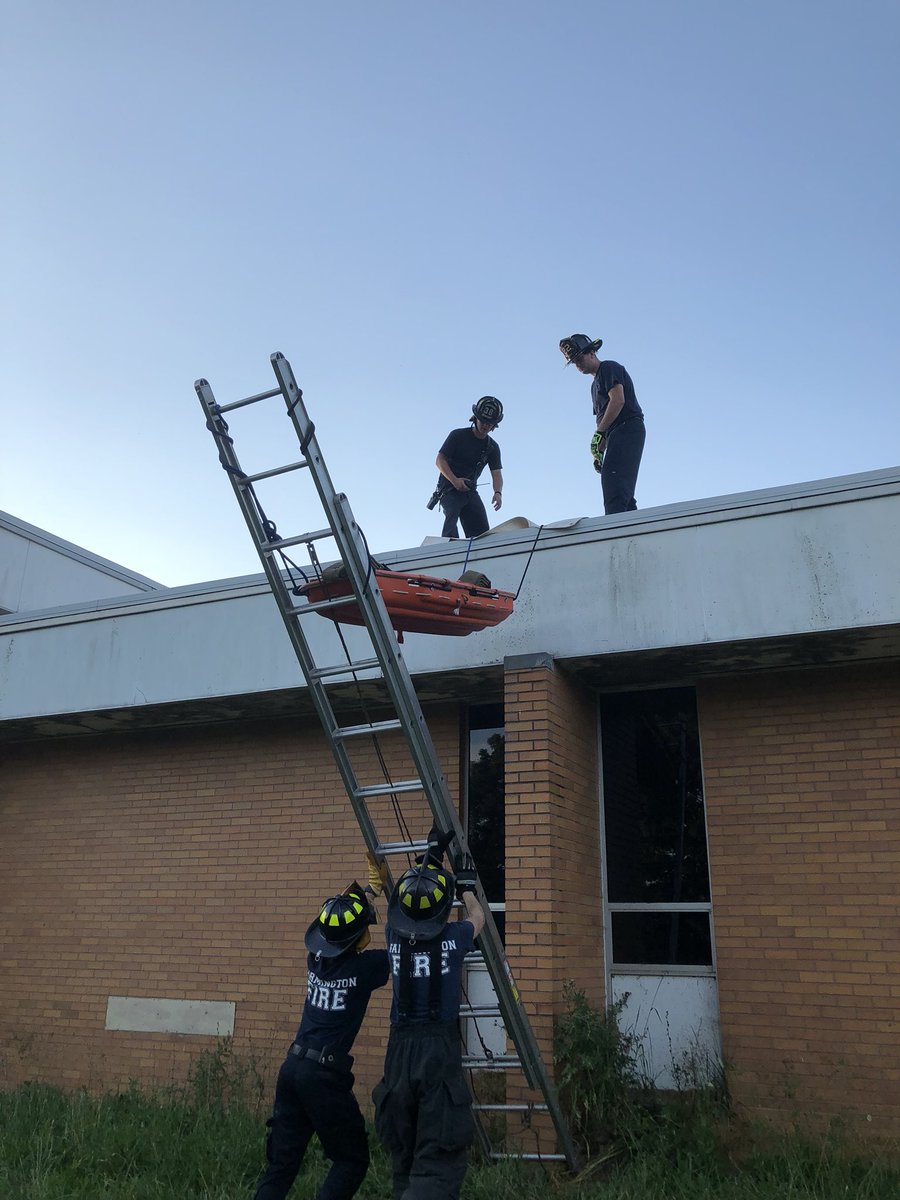FTFD22's tweet image. Tonight’s weekly drill consisted of removing injured or unconscious persons from rooftops.