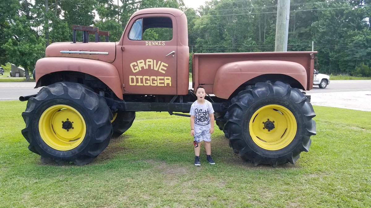 DaniStyron's tweet image. My nephew visiting from Spain was enjoying Dennis Anderson's place. #gravedigger #northcarolina #quechulo @THROWBACKTRUCKS