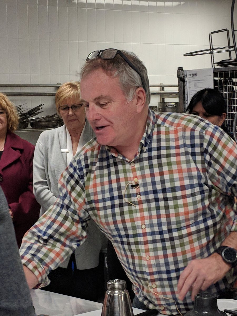 MorganPankhurst's tweet photo. Love being back in the kitchen with this amazing man supporting the Maggie Beer Foundation! @pmorganjones @mbeerfoundation https://t.co/PguKFZAgqf