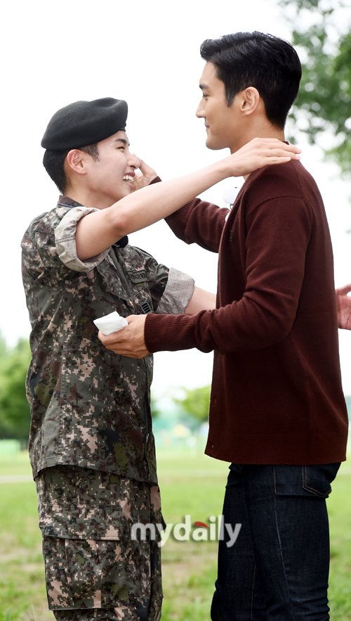 WeLoveChoiSiwon's tweet photo. 180710 - [마이데일리] "Ryeowook, Siwon - A Warm Embrace" - Siwon, Donghae, Hyukjae, and Leeteuk with Ryeowook at the site of his military discharge. https://t.co/vTyxOEfMbk