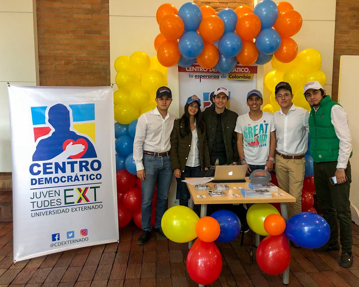UniCD_Externado's tweet photo. El día de hoy le dimos la bienvenida a los nuevos estudiantes que inician su futuro en nuestra casa de estudios @UExternado. Desde muy temprano recibimos a los interesados en formar parte de la nueva generación de la política. #CDExternado 💪❤🇨🇴 https://t.co/RMrFNJq7Uh