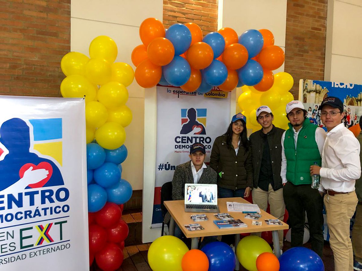 UniCD_Externado's tweet photo. El día de hoy le dimos la bienvenida a los nuevos estudiantes que inician su futuro en nuestra casa de estudios @UExternado. Desde muy temprano recibimos a los interesados en formar parte de la nueva generación de la política. #CDExternado 💪❤🇨🇴 https://t.co/RMrFNJq7Uh