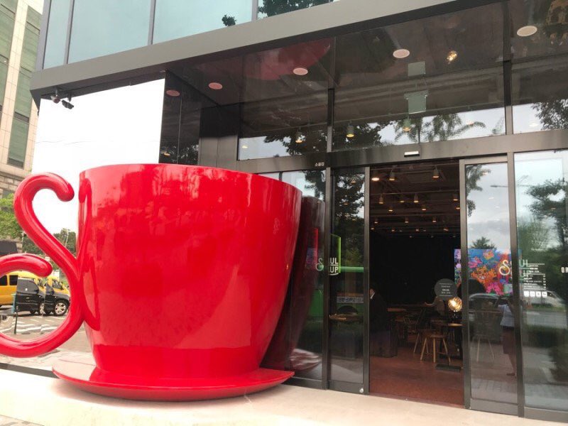 lmyydniw's tweet photo. นี่คือการตกแต่งภายในและภายนอกของคาเฟ่ Soulcup ของตึกใหม่จวพ #JYP #jypnewbuilding https://t.co/p99gjTXfZd