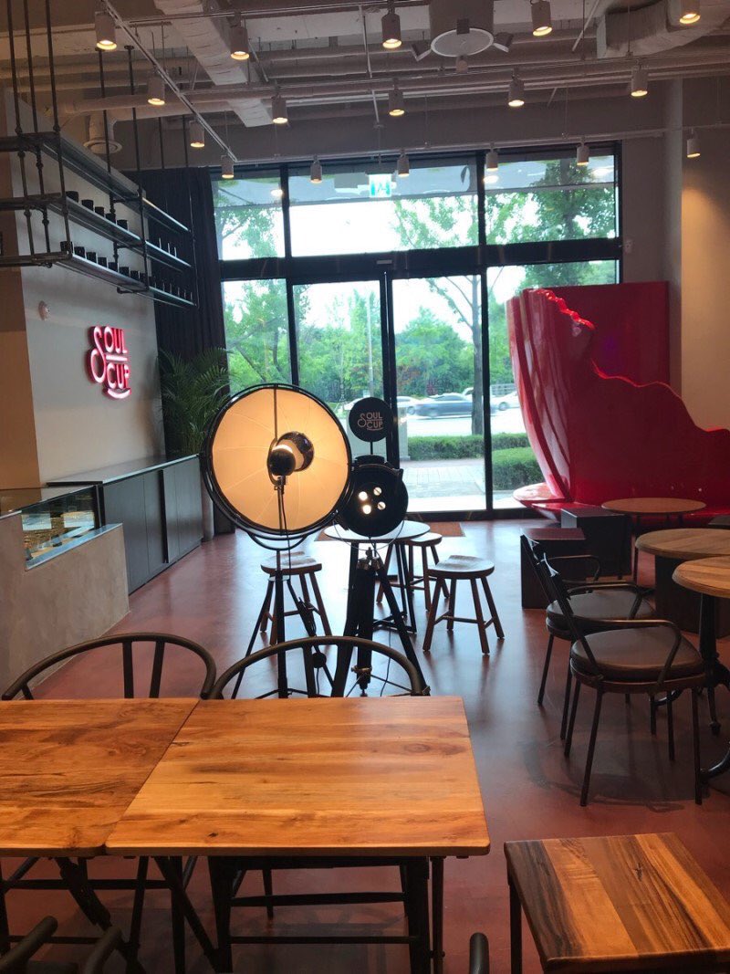 lmyydniw's tweet photo. นี่คือการตกแต่งภายในและภายนอกของคาเฟ่ Soulcup ของตึกใหม่จวพ #JYP #jypnewbuilding https://t.co/p99gjTXfZd