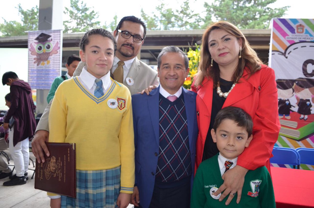 HectorVelascoM's tweet photo. Fue muy grato apadrinar y acompañar a la generación 2016 - 2018 del Jardín de Niños “José Martí” de Atlacomulco en el cierre de su primera etapa de aprendizaje, deseándoles que sea el primer paso de una gran historia académica. ¡Felicidades! https://t.co/tGxyXPer4h