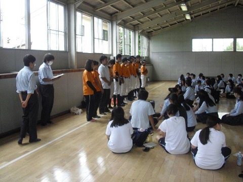 _Yoshidajima_'s tweet image. ７月９日（月）格技場で、第100回全国高校野球神奈川大会に向けて野球応援を希望する生徒の顔合わせを行いました。試合は12日（木）、小田原球場で１時半から、対戦相手は強豪校の横浜商業高校です。