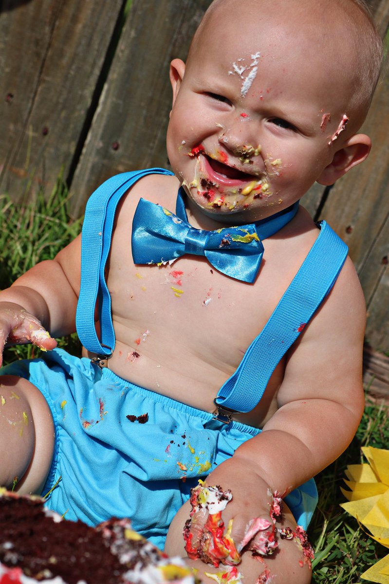 prandall351's tweet photo. Cake smash pictures!! Can’t believe he will already be a year old on the 18th!! https://t.co/MScVDtxNjG