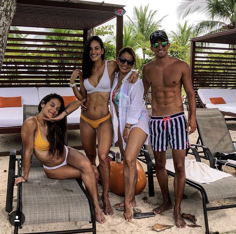 IleeQuiros's tweet photo. Soy la Kylie Jenner de mi Familia. El patito feo, la hippie, whatever... pero necesito explicar que son TODO lo que necesito. Los amo tanto que me sale por los poros, son mi más grande bendición y lo que más orgullosa me hace. https://t.co/Ah3B9x2B2T