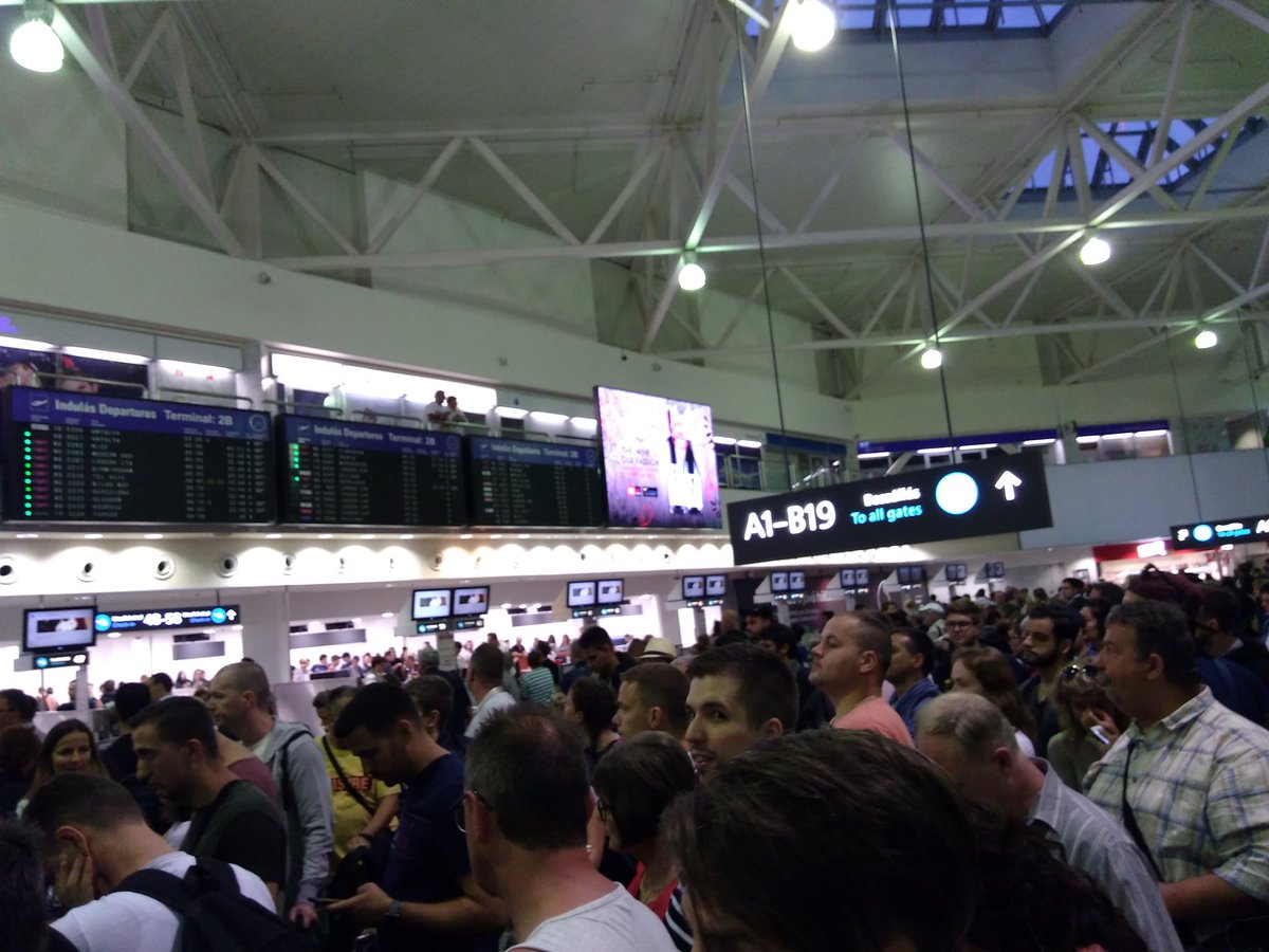 slinkilink's tweet photo. Eleven @wizzair flights departing in the next hour and a half and absolutely no organization of the incoming masses. #help #airporthell #cheapthrills https://t.co/baP5KKVT0E
