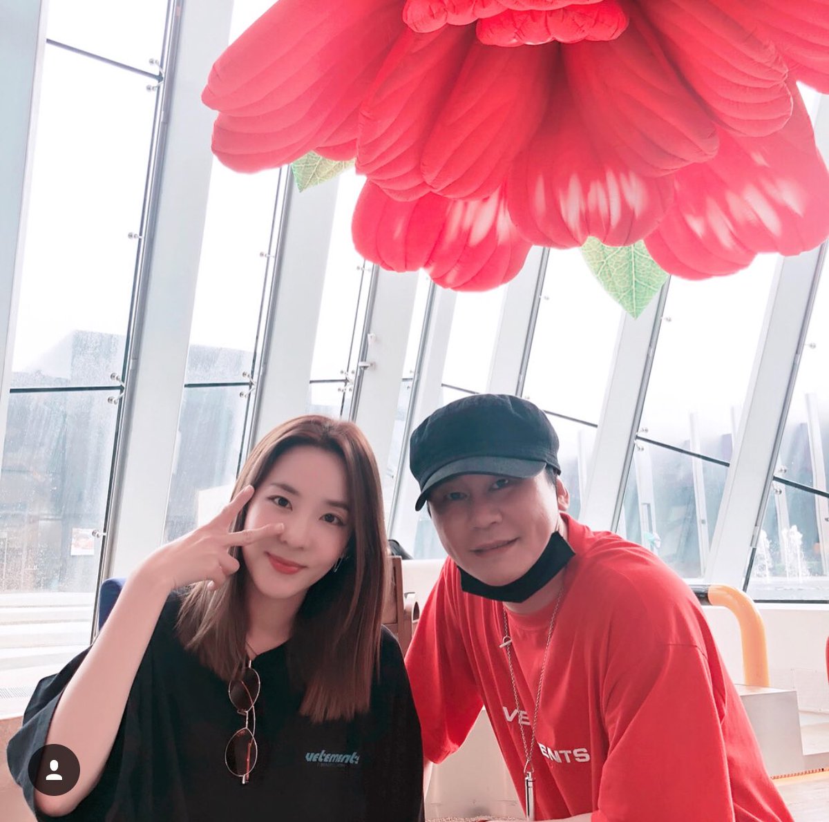 WeLoveDara's tweet photo. [IG] hino2033 - “"#ygrepublicjeju #untitled #gdcafe #gdragon 
Our #yg official #angel
#sandarapark @daraxxi beside her is #YangCEO with a big oppa's smile today ㅎ" https://t.co/kk2rE67mU2