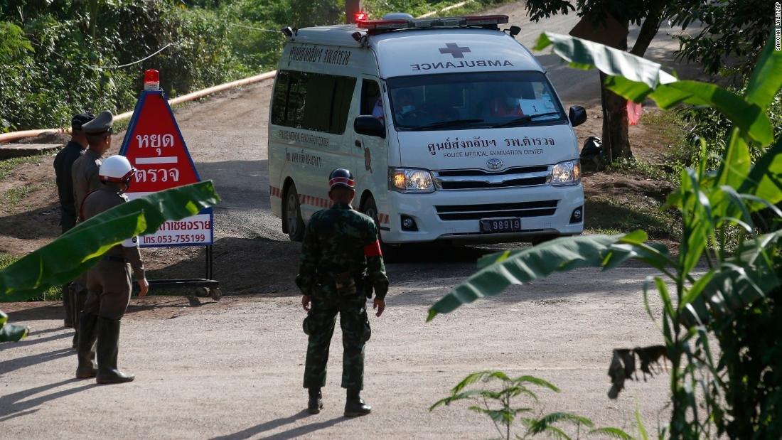 Divers and rescue workers in Thailand have begun what could be the final push to free four boys and their soccer coach who are still trapped in a cave, according to a Thai Navy official cnn.it/2MYIIQP