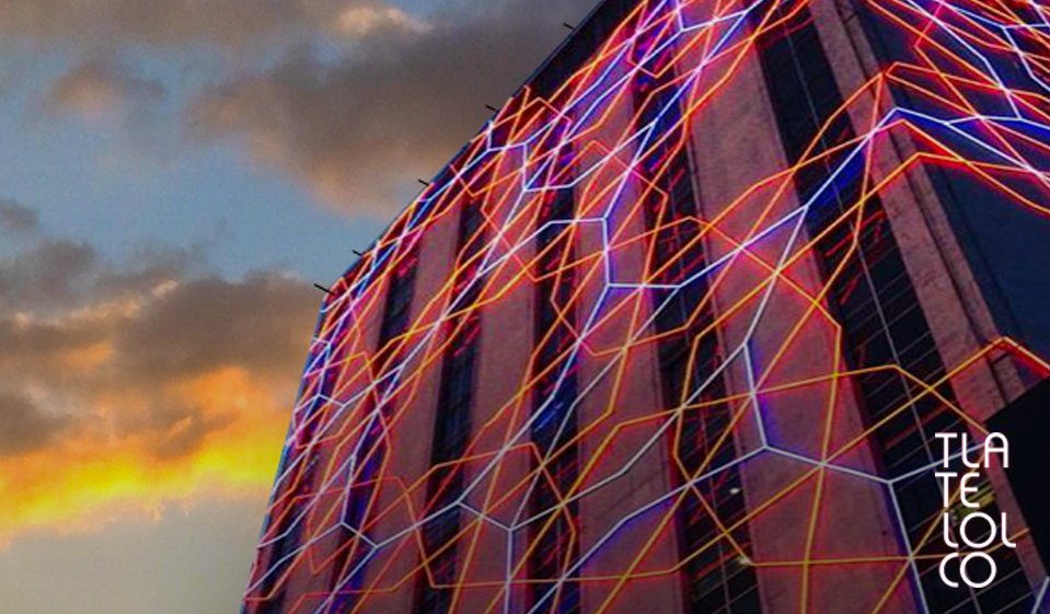 ccutlatelolco's tweet image. Instalación lumínica de Thomas Glassford, venera a #XipeTótec, Dios Azteca que se escorió la piel para alimentar a los humanos. Los sacerdotes mexicas desollaban a los derrotados y se ponían la piel encima, como un acto de regeneración y vida.