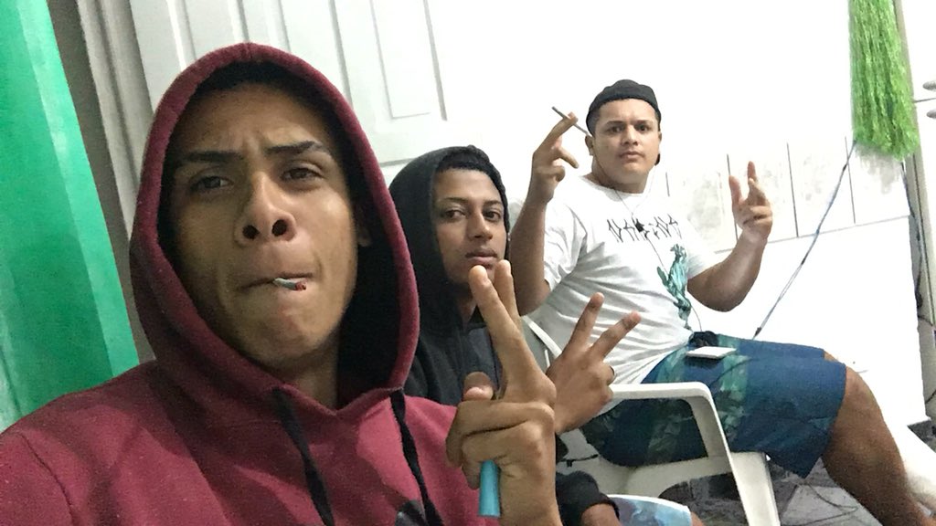 Robertinhonike's tweet photo. Boa noite 😝 @albert_soares2 #douglinhas https://t.co/zMHhUoSfck