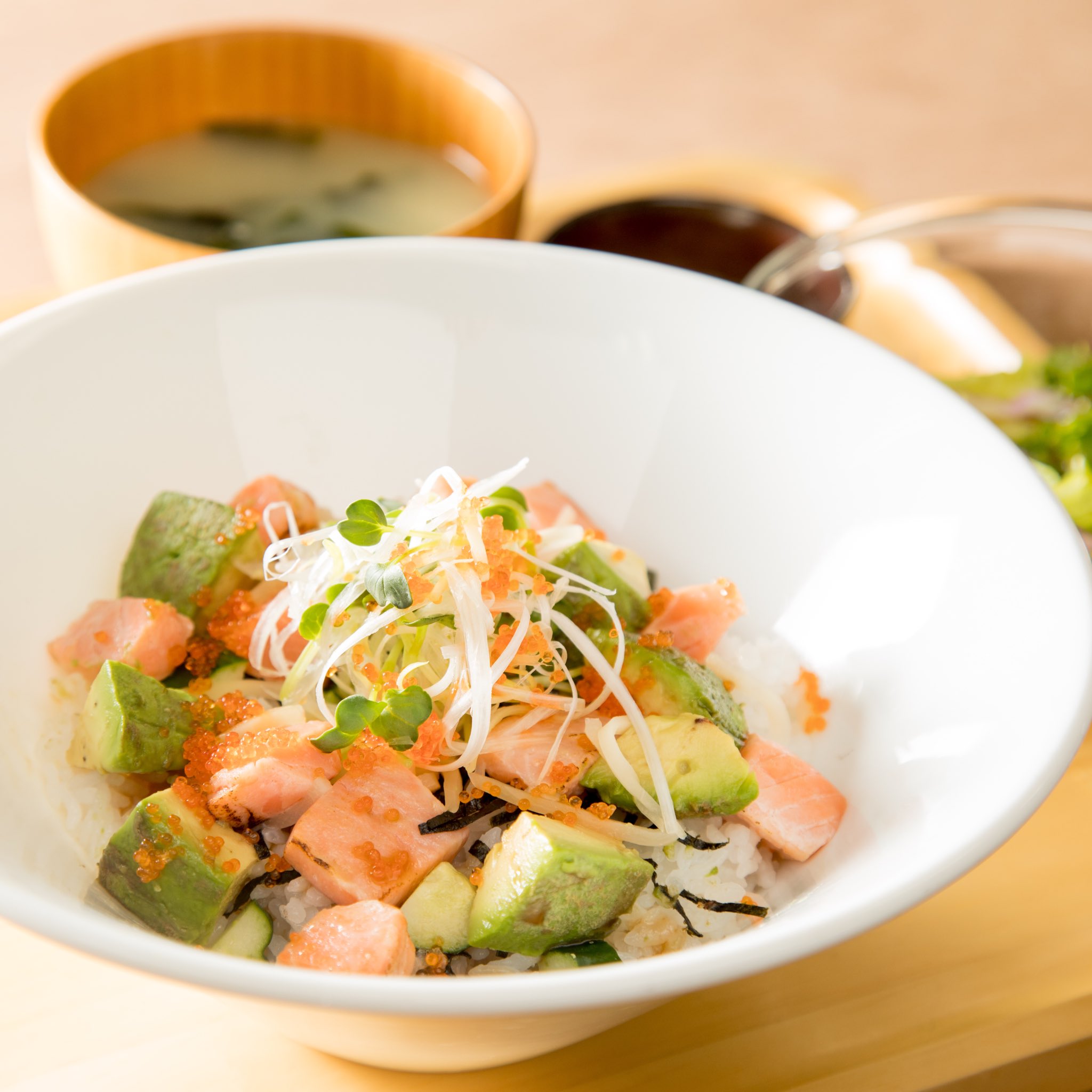 Twitter 上的 おぼんdeごはん 炙りサーモンのアボカド丼 サーモンをさっと炙ってアボカドなどの具材を乗せました 1番人気のどんぶり お味噌汁 サラダ お漬物 付きです おぼんdeごはん サーモン アボカド 丼 どんぶり Instafood 今日の