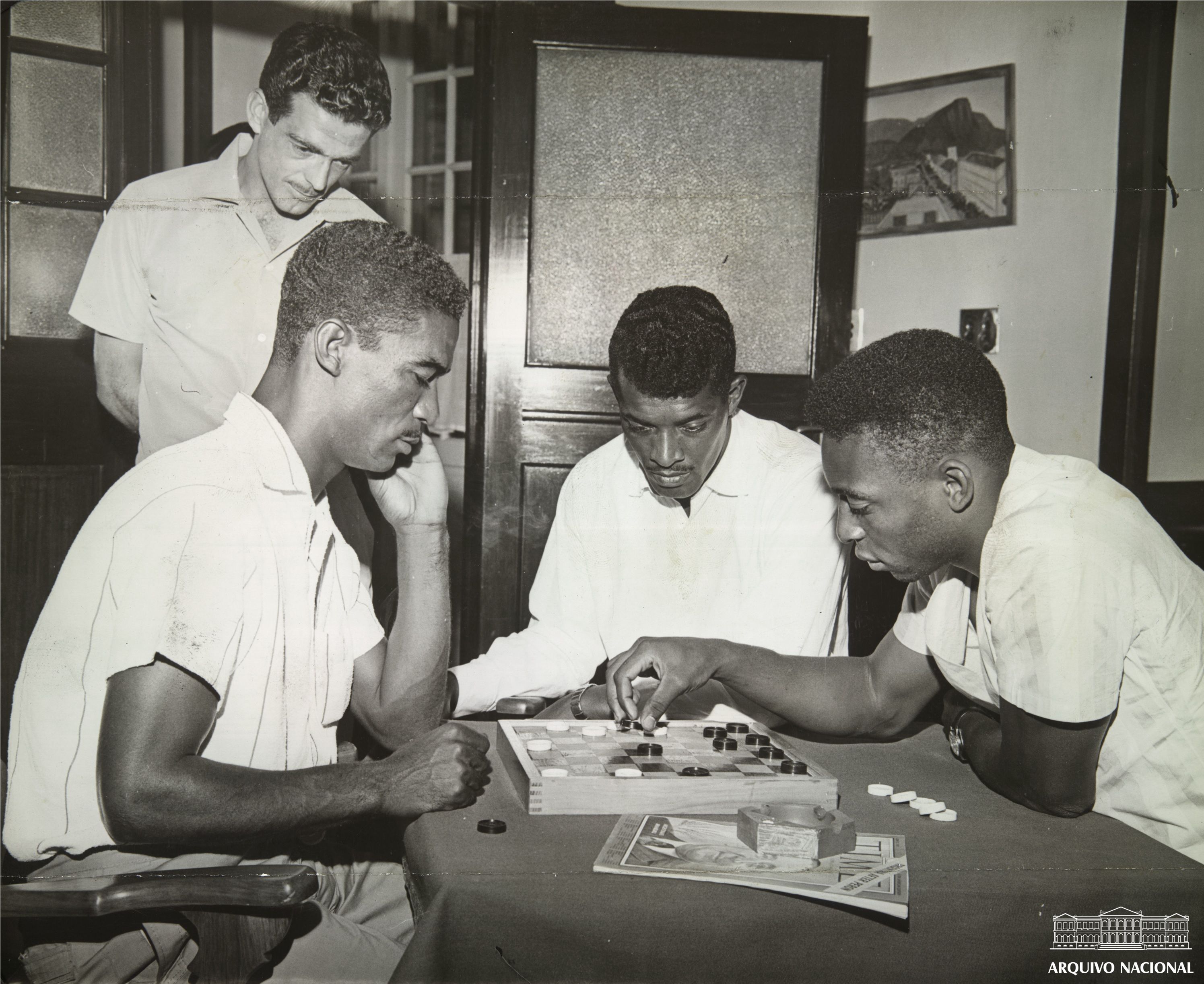 Pelé e Didi jogando damas na concentração da seleção brasileira, Serra  Negra, São Paulo, abril de 1962. Arquivo Naciona…