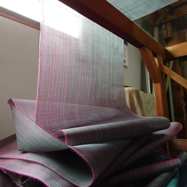 角度によって色が変わる