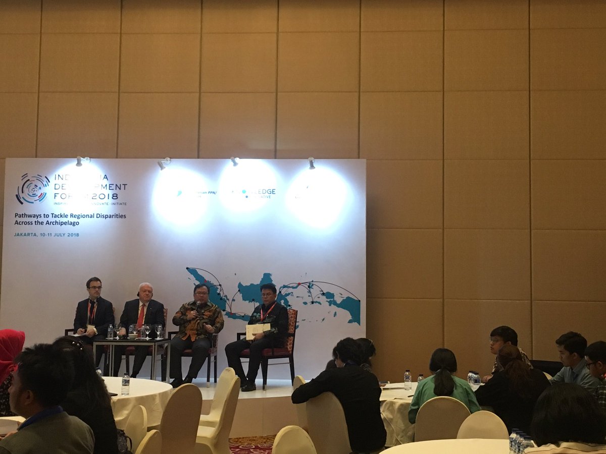 IDDevForum's tweet photo. Berkaca dari #IDF2017, RKP @BappenasRI untuk tahun 2019 adalah pemerataan untuk pertumbuhan berkualitas. Jangan sampai pemerataan terjadi setelah pertumbuhan. Pemerataan adalah target awal sehingga pelaksanaannya lebih efisien. #IDF2018 #AtasiKesenjangan https://t.co/RISrjdNI9a