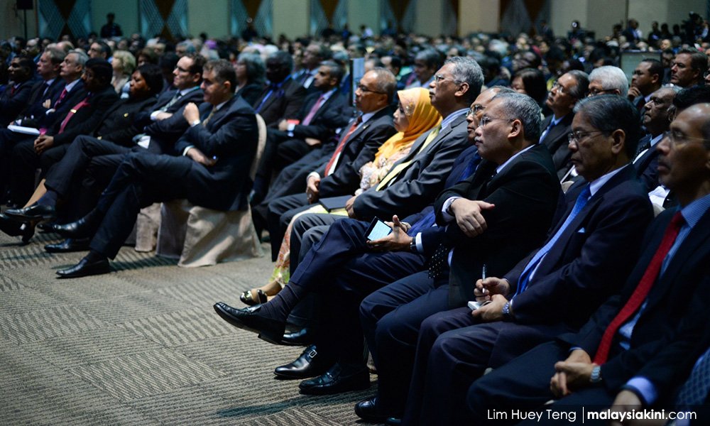 malaysiakini's tweet photo. Putrajaya mulls law to hold politicians, civil servants responsible for gov't's losses https://t.co/gVVn1Yrcee https://t.co/HpbCQOkeZA