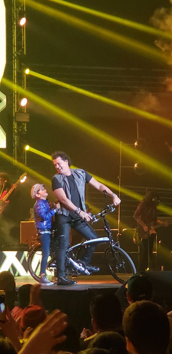 cvives_chl's tweet photo. Tus amores se lucieron ayer en el escenario @ClaudiaElenaV esta complicidad lo dice todo @carlosvives #Chile https://t.co/yhGMXqYqhN
