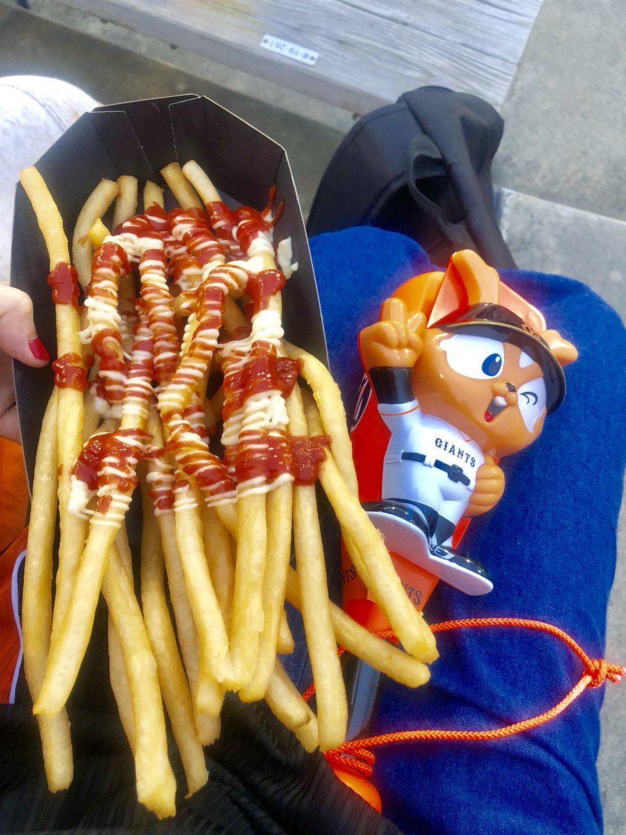 Miyuki Sur Twitter 今回はグッズ迷ったけど前から欲しかったジャビットのメガホンにした ロングポテトみんな食べてたから食べたくなって買ったけど雨が降ってきて食べるの急かされた 笑 巨人 巨人戦 巨人vsヤクルト 草薙球場 プロ野球 野球観戦 野球