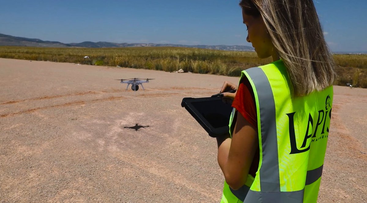 gooksel's tweet photo. Yerli drone aklını kullanacak:
• Lapis'in geliştirdiği Trogon, havada akıllı görev değişimi yapıyor
• Drone bataryasının bitmesine yakın dönüş süresini de hesaplayarak yerdeki sistemle haberleşip havada görevi devrediyor
• Seri üretim için gün sayıyor 
https://t.co/cNd6AkRdpX https://t.co/iCfqXDKvMH