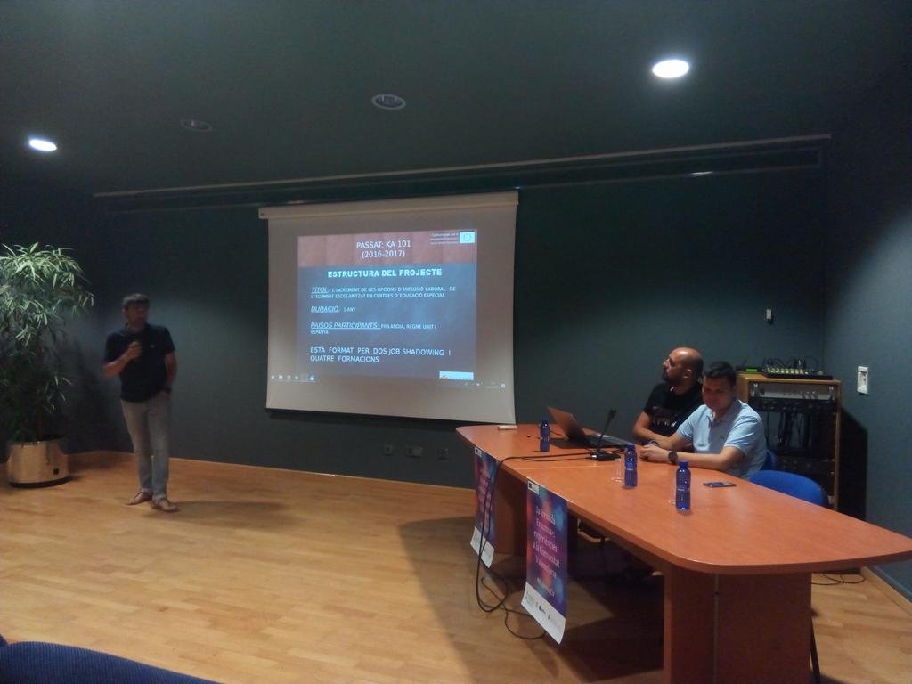AmeliaGrandaPin's tweet photo. CEE Raquel Paya de Denia ens conta com fan els seus projectes europeus ambiente alumnes amb #diversitatfuncional. #ErasmusCV @miquel_ivars @CEERaquelPaya @GVA_Cefire #Erasmusplus https://t.co/ZuFHMpjMXc