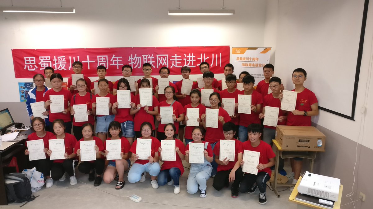 MuseLab_cc's tweet photo. #microbit and #Muselab at the #Cisco #IoT summer camp in remembrance of the 2008 earthquake in Sichuan/China. https://t.co/OH4fEqmsxP