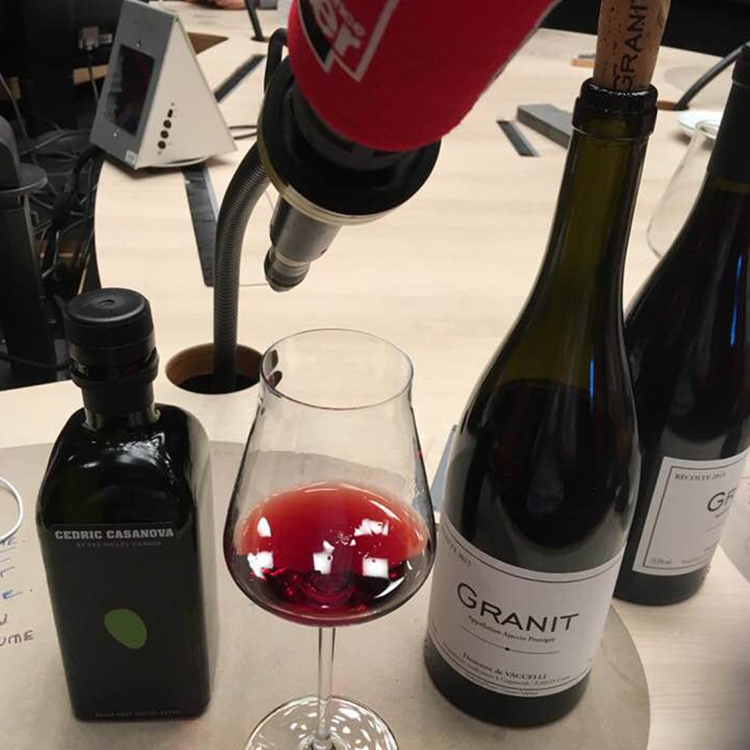 Chaisdoeuvre's tweet photo. L'émission d'hier du #Magdelete de @juliamolkhou avec notre ami #CedricCasanova de #latetedanslesolives - Nos membres sont familiers de cette belle #huiledolive !
Côté vin : cap sur la #Corse avec la cuvée #Granit du #domainevaccelli
A réécouter https://t.co/X7UE0DiW3m ! https://t.co/9oOLsSWsjj