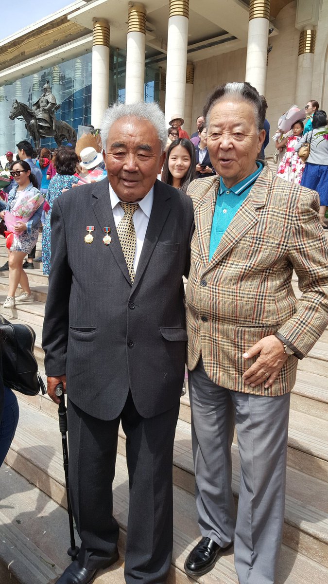 Миний аав Ховд аймгийн Дарви сумын уугуул Мишигийн Цэрэндорж Монгол Улсын АРДЫН БАГШ хэмээх эрхэм хүндтэй цолыг хүртлээ ! Цагаан толгойн бүтээлээрээ 1981 онд БНМАУ-н Гавьяат Багш цол авч байжээ. Та бүхэн дэнж хотойтол сайхан наадаарай !