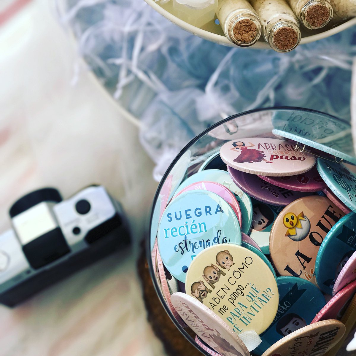 Dulcecia_Com's tweet photo. ¿Y lo que alegran las fiestas nuestras chapas?
Personaliza las de tu #boda #chapas #dulcecompañía https://t.co/xcJEElbAXG